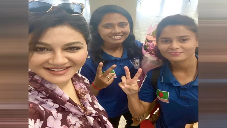 জয়ার সেলফিতে ফুটবল তারকা কৃষ্ণা-সানজিদা জয়ার সেলফিতে ফুটবল তারকা কৃষ্ণা-সানজিদা