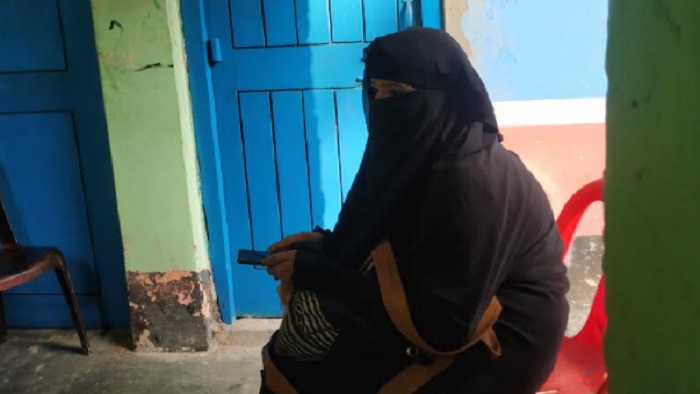 বিয়ের দাবিতে প্রেমিকের বাড়িতে প্রেমিকার অনশন - the Bengali Times বিয়ের দাবিতে প্রেমিকের বাড়িতে প্রেমিকার অনশন - the Bengali Times