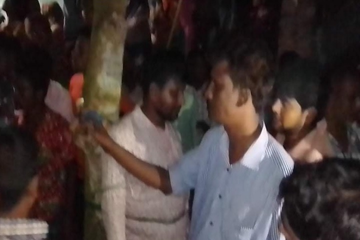 তদন্তে গিয়ে ‘অন্তরঙ্গ’, গোয়ালঘরে নারীর সঙ্গে আটক পুলিশ - the Bengali Times তদন্তে গিয়ে ‘অন্তরঙ্গ’, গোয়ালঘরে নারীর সঙ্গে আটক পুলিশ - the Bengali Times