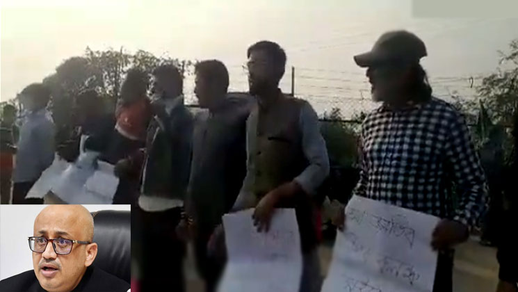 মুরাদ ফেরার খবরে বিমান বন্দরে জুতা নিয়ে হাজারো মানুষের বিক্ষোভ - the Bengali Times