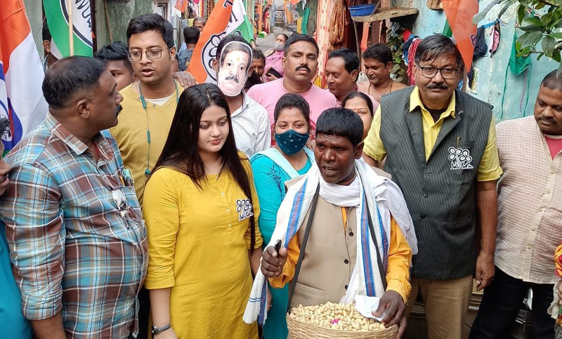 ‘দিদি খাবেন মুড়ি, আমার বাদাম’ মমতার জন্য ভুবনের গান - the Bengali Times ‘দিদি খাবেন মুড়ি, আমার বাদাম’ মমতার জন্য ভুবনের গান - the Bengali Times