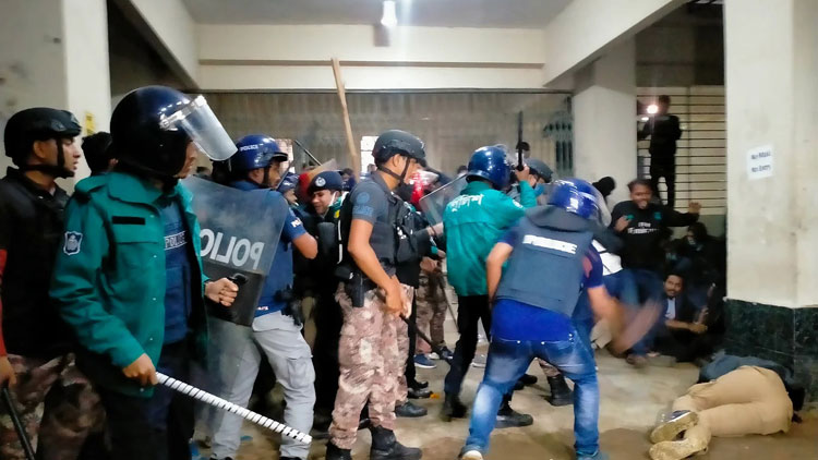 ছাত্রলীগ-পুলিশ হামলার পর অনির্দিষ্টকাল বন্ধ শাবিপ্রবি - the Bengali Times