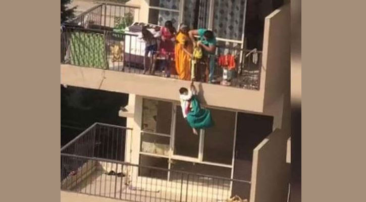 কাপড় তুলতে ছেলেকে ১০তলা থেকে ঝোলালেন মা (দেখুন ভিডিও) - the Bengali Times