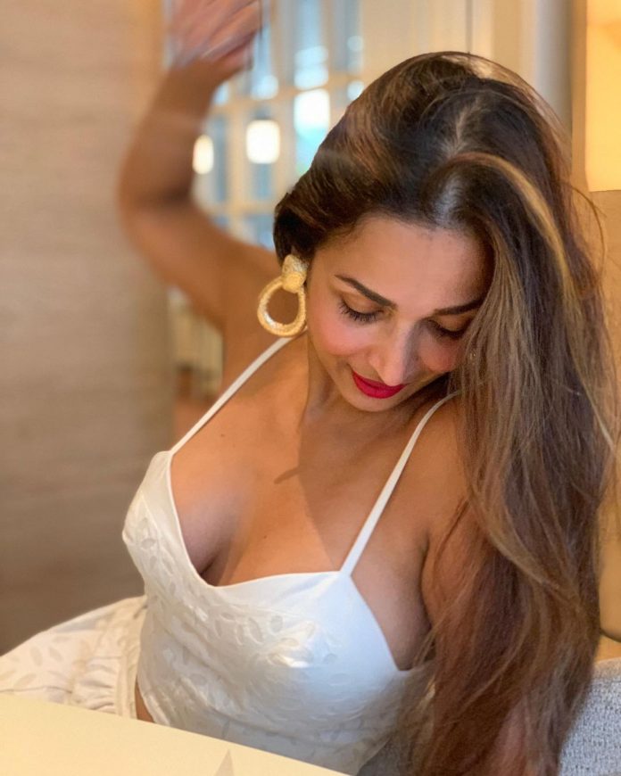 ‘রূপ-অভিনয়গুণ চলে গেলে এসবই দেখাতে হয়’, বক্ষবিভাজিকা দেখিয়ে ট্রোলড মালাইকা আরোরা - the Bengali Times