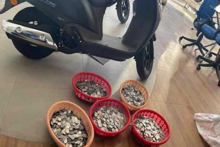 কয়েনের বস্তা নিয়ে স্কুটার কিনতে শোরুমে হাজির যুবক - the Bengali Times কয়েনের বস্তা নিয়ে স্কুটার কিনতে শোরুমে হাজির যুবক - the Bengali Times