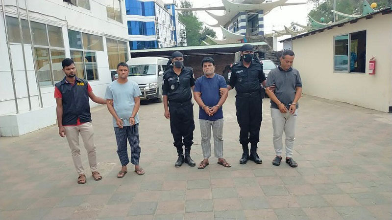 তরুণীকে তুলে নিয়ে ধর্ষণ: প্রধান আসামিসহ ৩ জন গ্রেফতার, ১০ আগ্নেয়াস্ত্র উদ্ধার - the Bengali Times
