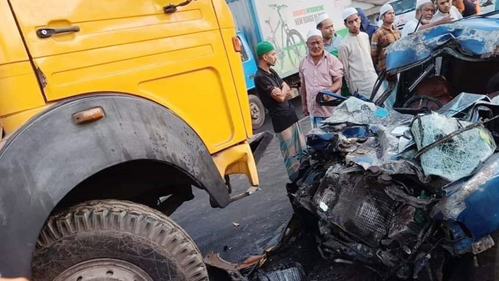 বেড়াতে যাওয়ার পথে ট্রাক-প্রাইভেটকার সংঘর্ষে পথের বলি ৪ - the Bengali Times