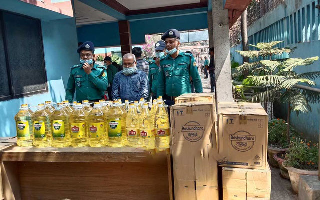 বাড়িতে ৫১২ লিটার তেল, গ্রেপ্তার সরকারি কর্মকর্তা - the Bengali Times