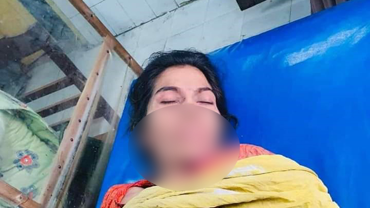 পরিত্যক্ত ঘরে শিশুসহ পাওয়া কে এই অজ্ঞান নারী