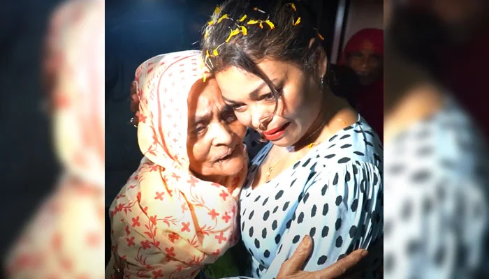 ৪৫ বছর পর মায়ের কাছে কুলসুম - the Bengali Times