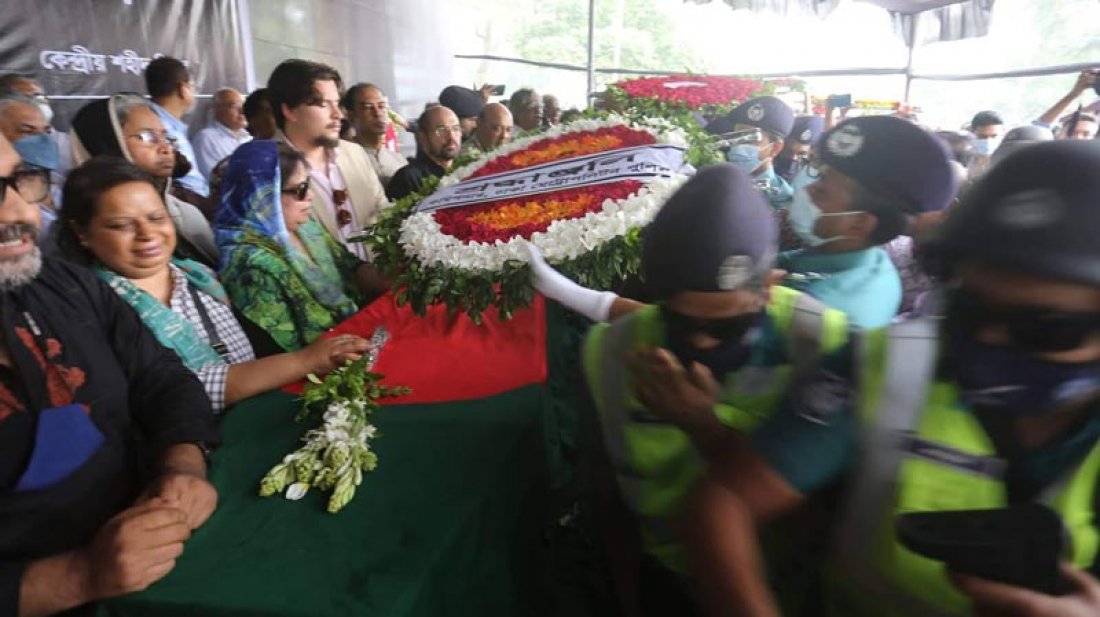 শহীদ মিনারে ফুলেল শ্রদ্ধায় সিক্ত গাফফার চৌধুরী - the Bengali Times