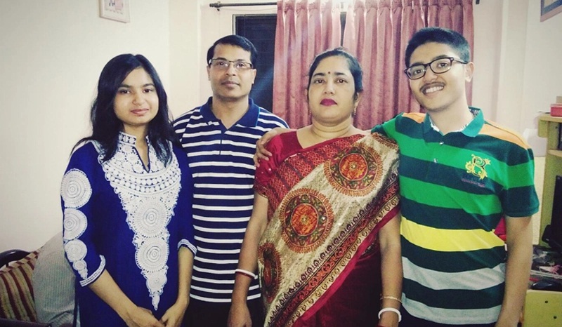 একসঙ্গে বাবা-মা ও ভাইকে হারিয়ে মেয়ের আবেগঘন স্ট্যাটাস - The Bengali Times