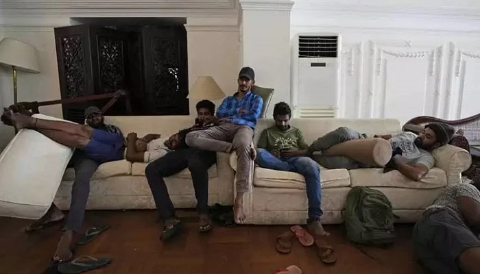 লঙ্কান প্রেসিডেন্টের বেডরুমে ঘুমাচ্ছেন বিক্ষোভকারীরা, খেলছেন কুস্তি - the Bengali Times