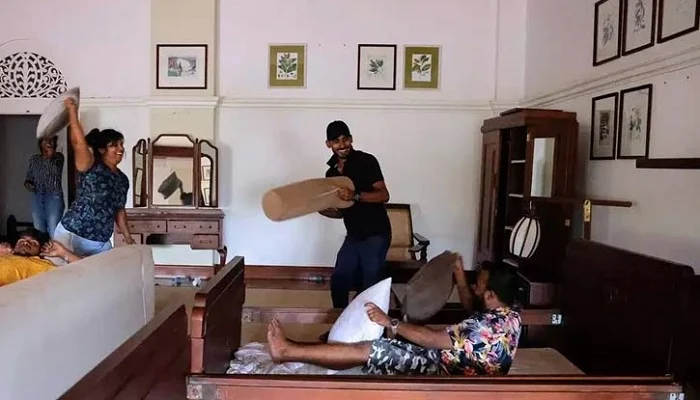 লঙ্কান প্রেসিডেন্টের বেডরুমে ঘুমাচ্ছেন বিক্ষোভকারীরা, খেলছেন কুস্তি - the Bengali Times
