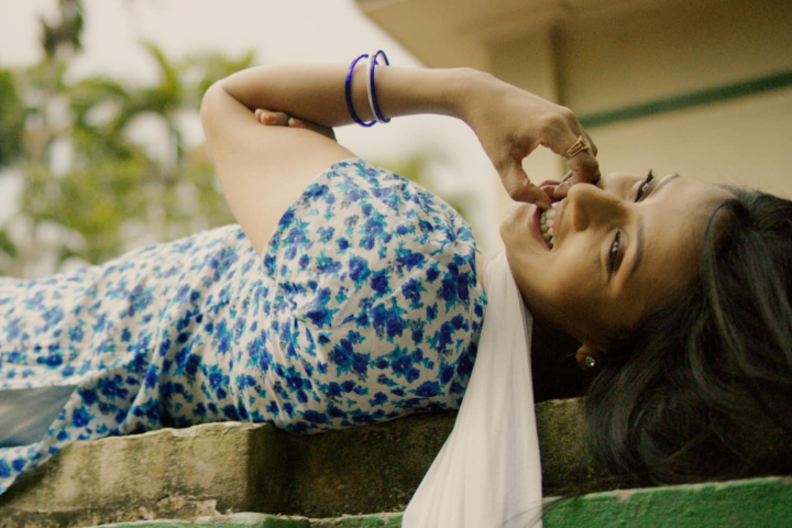 প্রেমে পড়লে মানুষ দাঁত দিয়ে নখ কাটে : মিম - the Bengali Times