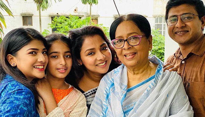 ‘শর্মিলী আন্টি উপলব্ধি করিয়ে গেলেন জীবন সত্যিই ছোট’ - the Bengali Times ‘শর্মিলী আন্টি উপলব্ধি করিয়ে গেলেন জীবন সত্যিই ছোট’ - the Bengali Times