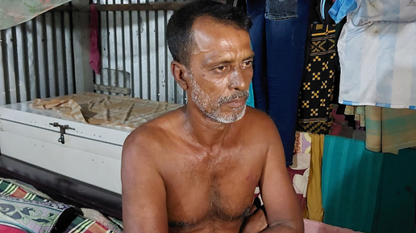 গভীর রাতে উঁকি মেরে স্বামী-স্ত্রীর অন্তরঙ্গ দৃশ্য দেখাই তার নেশা - the Bengali Times