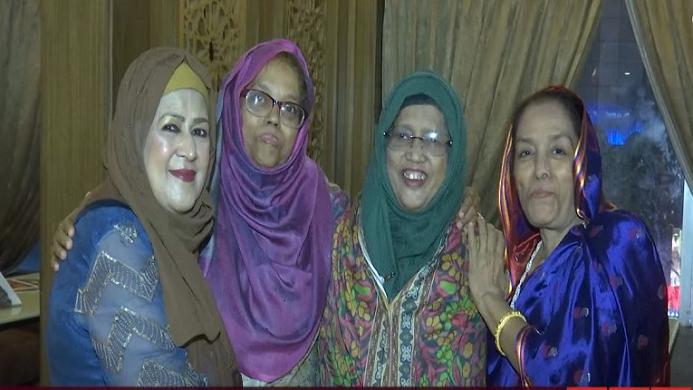 ফেসবুকে একটি ছবি দিয়ে ৪৭ বছর পর দেখা ৪ বান্ধবীদের! - the Bengali Times