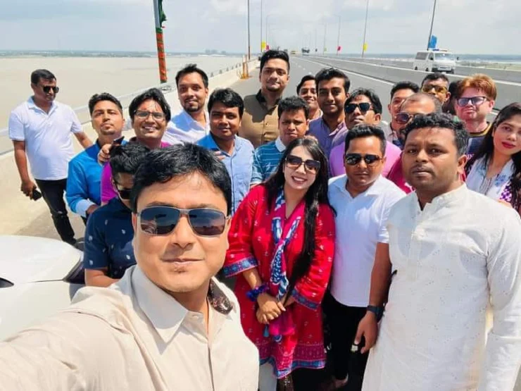 নিয়ম ভেঙে পদ্মা সেতুতে ছাত্রলীগ সভাপতির সেলফি - the Bengali Times