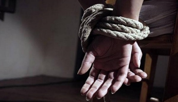 হোটেলে ‘একান্ত সময়’ কাটানোর কথা বলে কলেজছাত্রকে তুলে নিলেন তরুণী - the Bengali Times