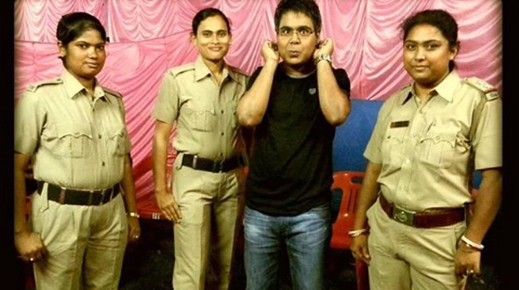 মীরকে কানে ধরালেন নারী পুলিশ! - the Bengali Times
