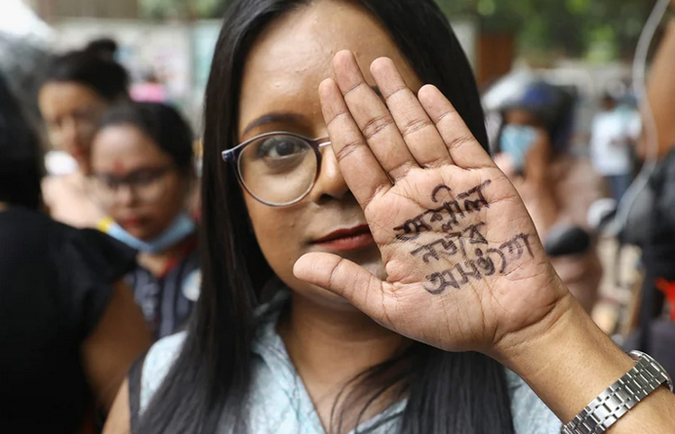 নজর সামলে রাখুন, স্লোগান লিখে হাইকোর্টের সামনে তরুণীদের বিক্ষোভ - the Bengali Times