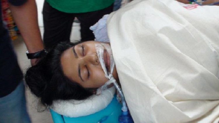ভুল চিকিৎসায় চার বছরেও জ্ঞান ফেরেনি বিশ্ববিদ্যালয় ছাত্রী মুন্নির - the Bengali Times