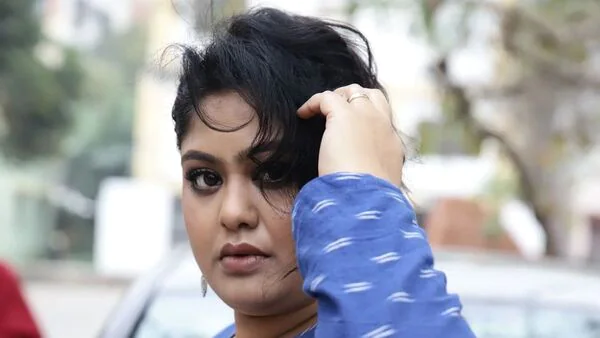 বুকচেরা শার্টের ফাঁকে সেক্সি ক্লিভেজের উঁকি, নন্দিনীর ‘দজ্জাল’ কাকিমার এ কী রূপ! - the Bengali Times