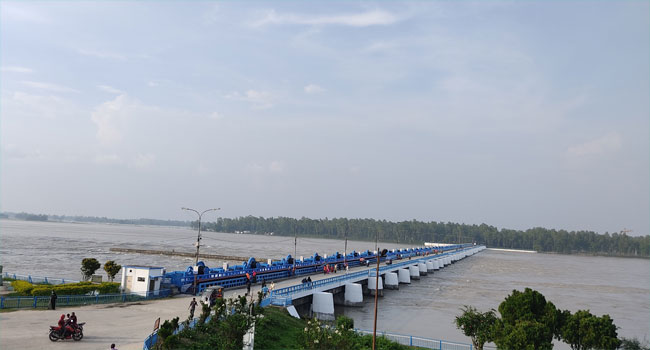ভারত থেকে আসা অতিরিক্ত পানির চাপে খুলে দেয়া হলো তিস্তা ব্যারেজের ৪৪টি গেট - the Bengali Times