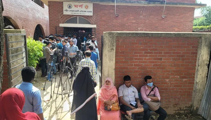 সাত স্ত্রীর লাশ নিয়ে টানা-হেঁচড়া, শেষমেশ ভাইয়ের কাছে লাশ হস্তান্তর - the Bengali Times সাত স্ত্রীর লাশ নিয়ে টানা-হেঁচড়া, শেষমেশ ভাইয়ের কাছে লাশ হস্তান্তর - the Bengali Times