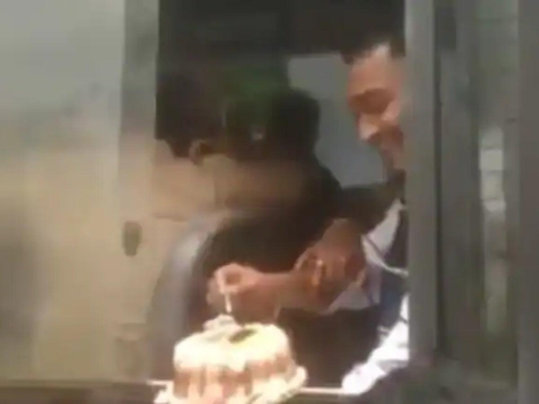 পুলিশের গাড়িতে বসে জন্মদিনের কেক কাটলেন খুনে অভিযুক্ত গ্যাংস্টার (ভিডিও সংযুক্ত) - the Bengali Times