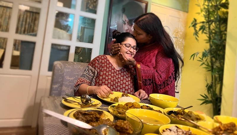 Pori Moni : এবার পরীর জন্য খাবার নিয়ে এলেন আরেক ‘মা’ - the Bengali Times