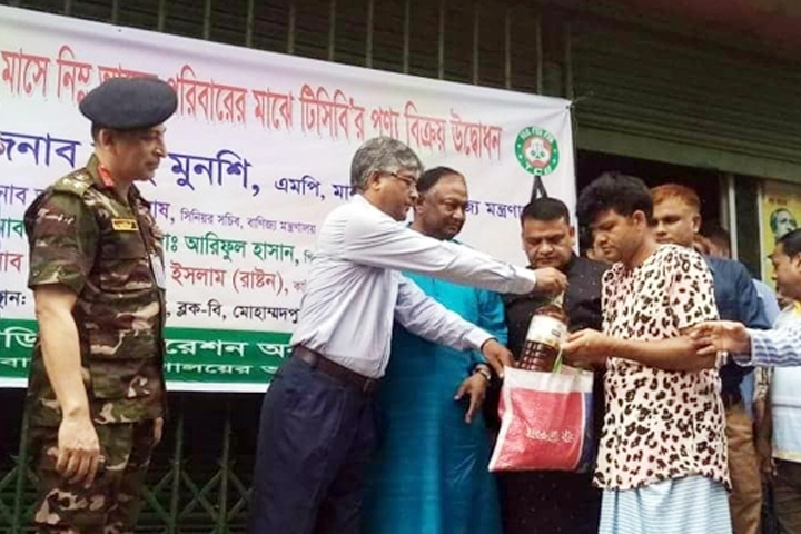 পণ্য বিক্রি শুরু করল টিসিবি, অনিয়মের বিরুদ্ধে হুঁশিয়ারি দিলেন বাণিজ্যমন্ত্রী - the Bengali Times