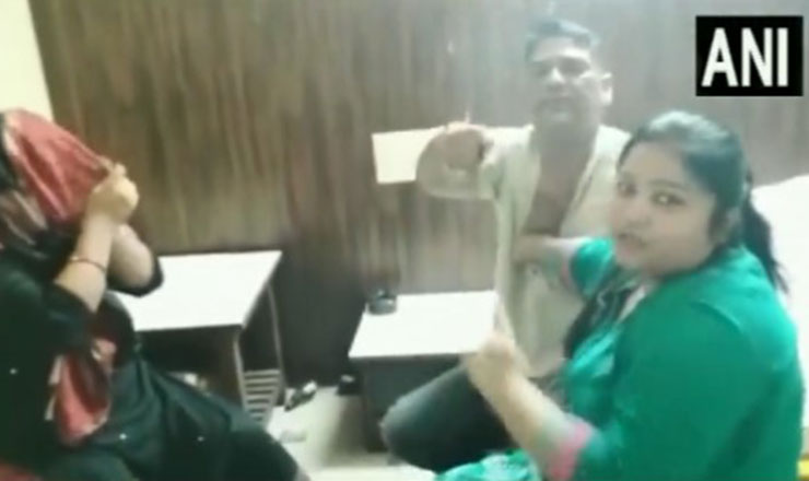 হোটেলে প্রেমিকার সঙ্গে ঘনিষ্ঠ স্বামী, জুতোপেটা করলেন স্ত্রী (দেখুন ভিডিও) - the Bengali Times