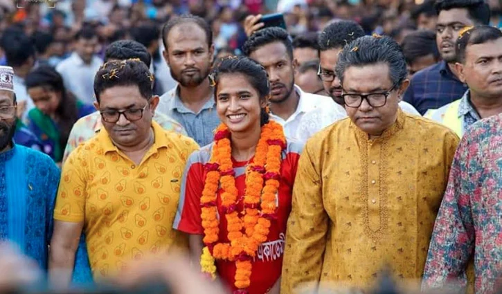 সাফজয়ী ডিফেন্ডার মাসুরা সাতক্ষীরায়, খেললেন চ্যারিটি ম্যাচ - the Bengali Times