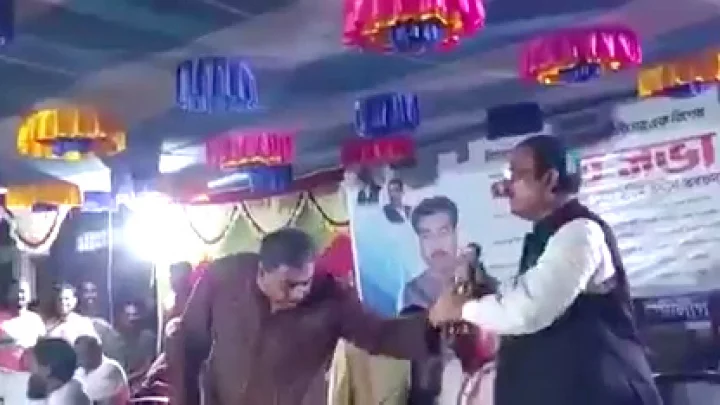 ভরা সভামঞ্চে সাবেক এমপির মাইক্রোফোন কেড়ে নিলেন বর্তমান এমপি - the Bengali Times