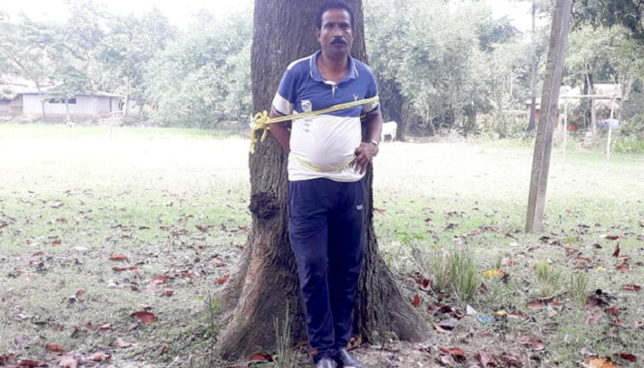 চাকরি দেওয়ার নামে অর্থ আত্মসাৎ, নেতাকে গাছে বেঁধে পিটুনি - the Bengali Times