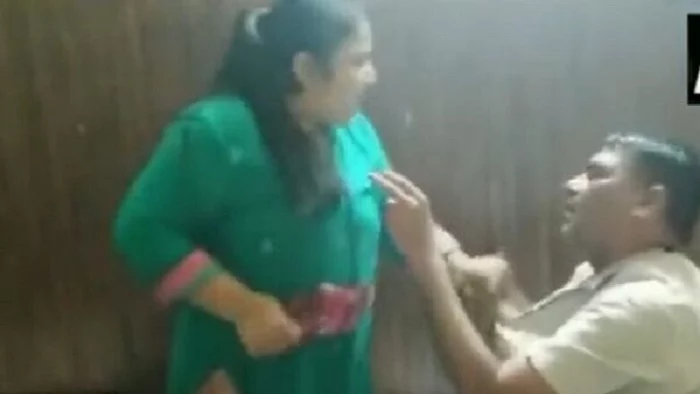 প্রেমিকা নিয়ে হোটেলকক্ষে স্বামী, জুতা খুলে বেধড়ক মার স্ত্রীর - the Bengali Times প্রেমিকা নিয়ে হোটেলকক্ষে স্বামী, জুতা খুলে বেধড়ক মার স্ত্রীর - the Bengali Times
