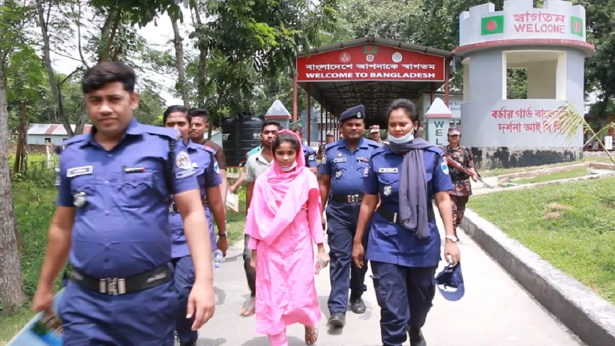 প্রেমের টানে ভারত থেকে এক বছর পর দেশে এসে আটক তরুণী - the Bengali Times