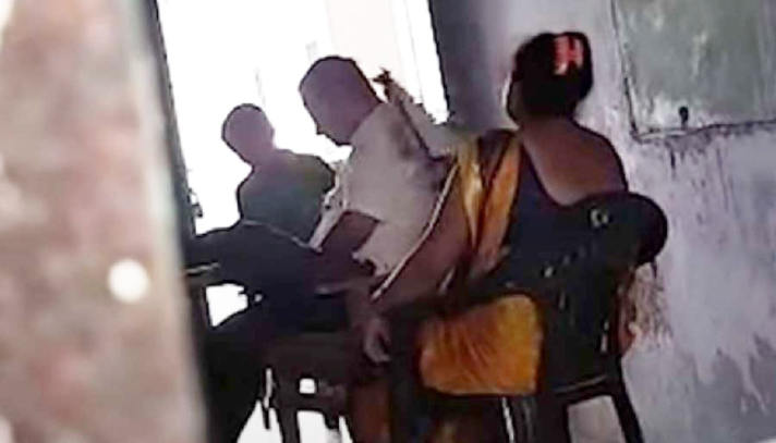 বেঞ্চে পা তুলে খাতা দেখছেন প্রধানশিক্ষক, বাতাস করছেন শিক্ষিকা - the Bengali Times বেঞ্চে পা তুলে খাতা দেখছেন প্রধানশিক্ষক, বাতাস করছেন শিক্ষিকা - the Bengali Times