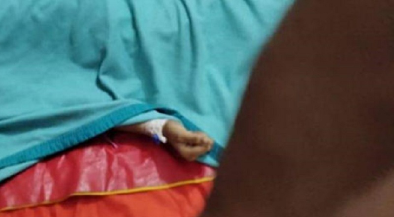 বাসায় ঢুকে মা দেখেন, মেয়ের মুখ চেপে গলা কাটার চেষ্টা করছে বান্ধবীর মা - the Bengali Times