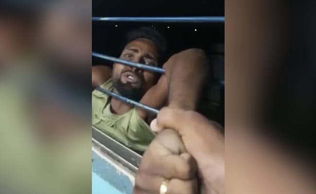 ট্রেনের জানালা দিয়ে ফোন চুরির চেষ্টা, ১০ কিমি ঝুলে থাকলো চোর - the Bengali Times
