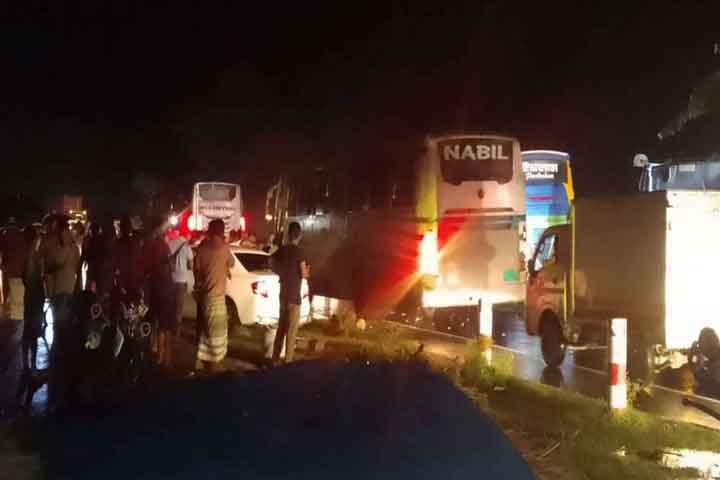যাত্রীবাহী দুই বাসের মুখোমুখি সংঘর্ষের কারণ জানা গেল - the Bengali Times