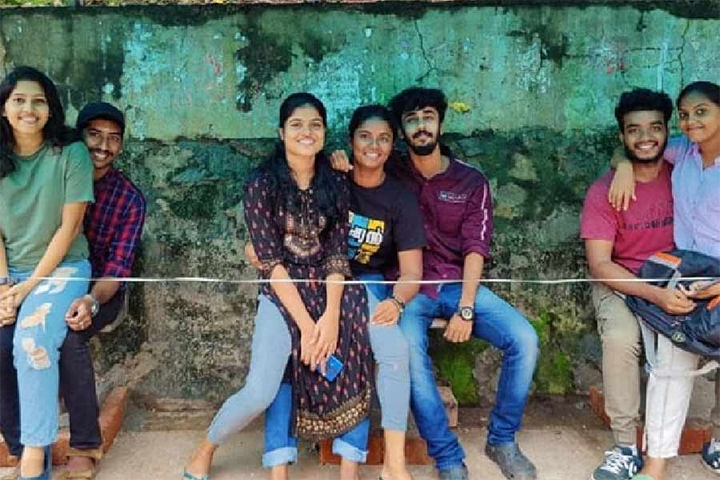 কোলে বসে অভিনব প্রতিবাদে সামিল তরুণ-তরুণীরা - the Bengali Times