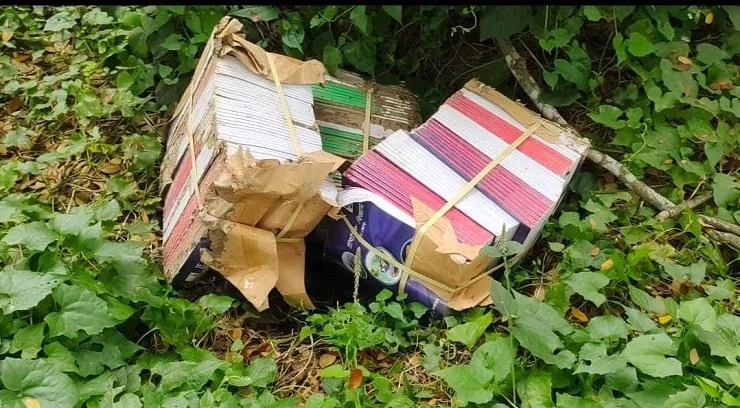 ঝোপের ভেতর প্রাথমিক পাঠ্য বইয়ের বান্ডিল, ছবি ভাইরাল - the Bengali Times ঝোপের ভেতর প্রাথমিক পাঠ্য বইয়ের বান্ডিল, ছবি ভাইরাল - the Bengali Times