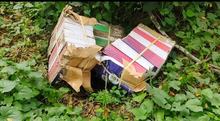 ঝোপের ভেতর প্রাথমিক পাঠ্য বইয়ের বান্ডিল, ছবি ভাইরাল - the Bengali Times