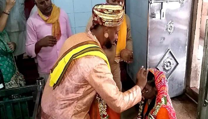 হিন্দু রীতিতে মন্দিরে বিয়ে সারলেন মুসলিম যুগল - the Bengali Times