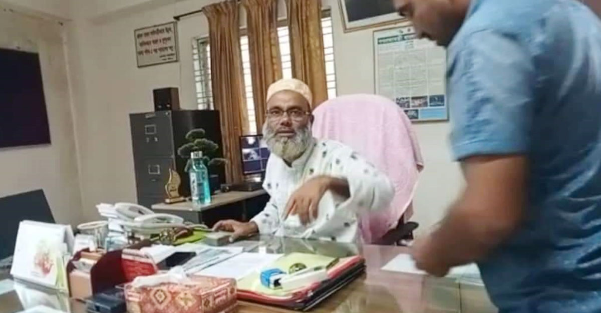 পল্লী বিদ্যুতের ডিজিএমের ‘ঘুষ’ নেওয়ার ভিডিও ভাইরাল - the Bengali Times