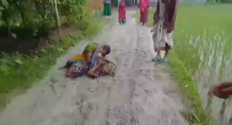 রাস্তায় শ্বাশুড়িকে ফেলে নির্যাতন, পুত্রবধূ আটক - the Bengali Times