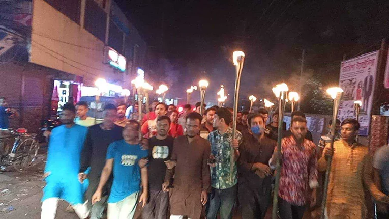 দুধ দিয়ে গোসলের পর এবার ছাত্রলীগের মশাল মিছিল - the Bengali Times দুধ দিয়ে গোসলের পর এবার ছাত্রলীগের মশাল মিছিল - the Bengali Times